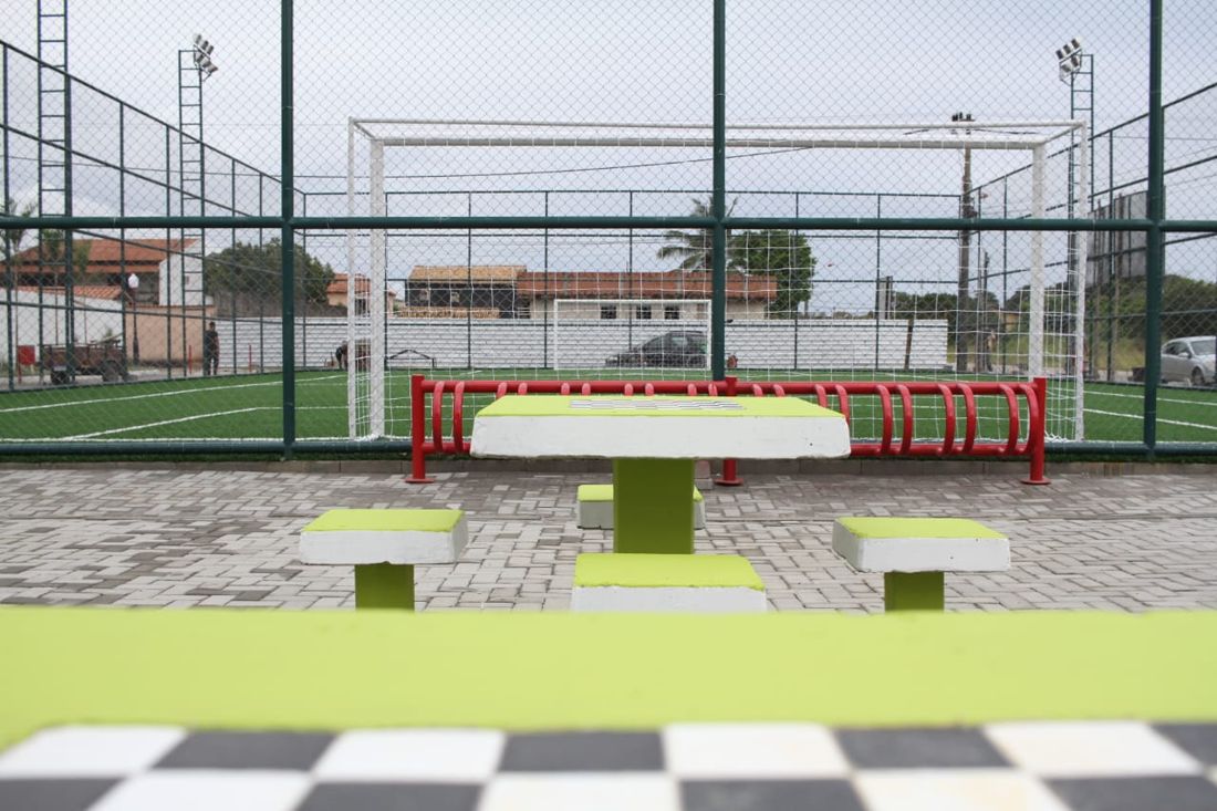 Mobiliário urbano e área de convivência