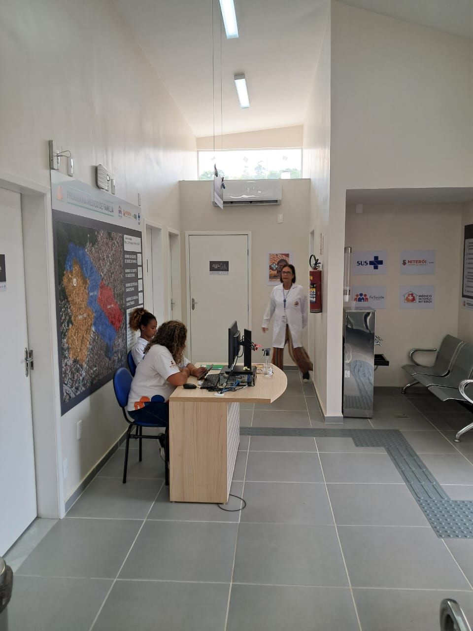 Interior em operação — recepção e atendimento
